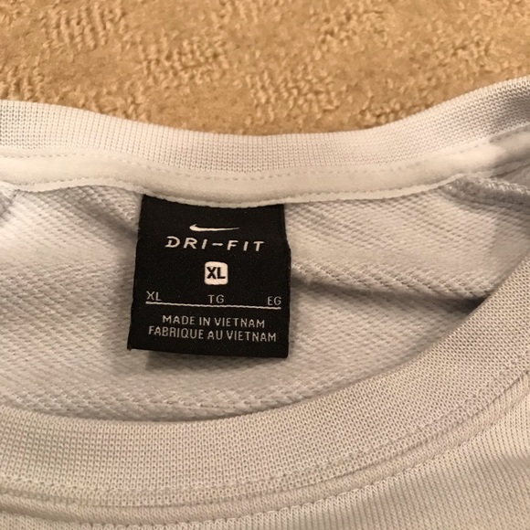 Woman’s Nike Set - Picture 3 of 4